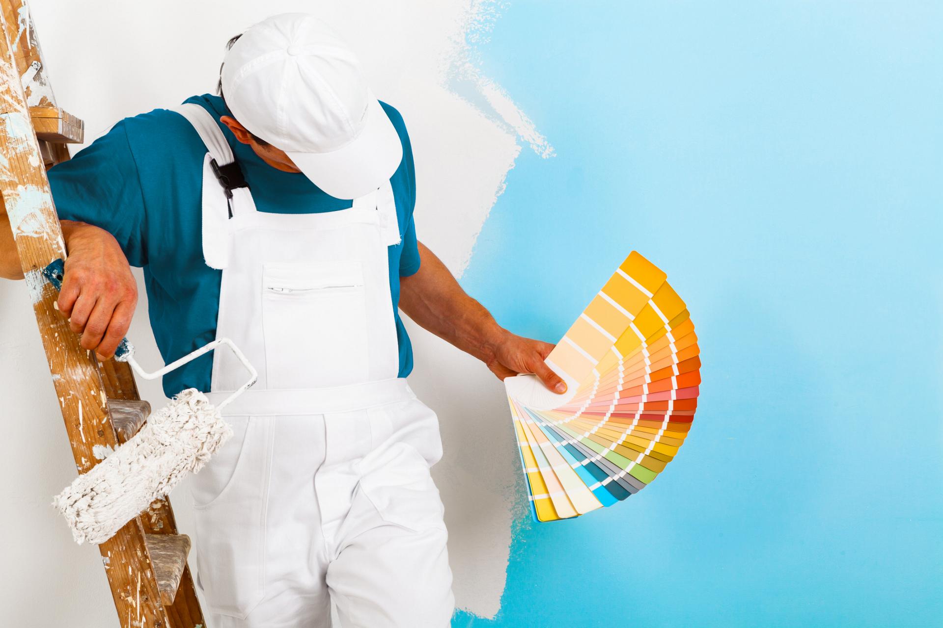 Ein Maler mit einem Farbfächer in der Hand